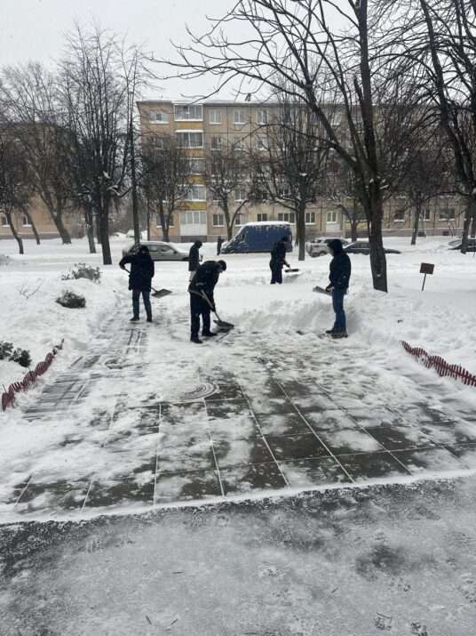 ❗️❄️В связи с резким ухудшением погодных условий и обильным снегопадом, сотрудники УП «БЕЛГИПРОЛЕС»объединились, чтобы обеспечить безопасность и порядок на территории предприятия!