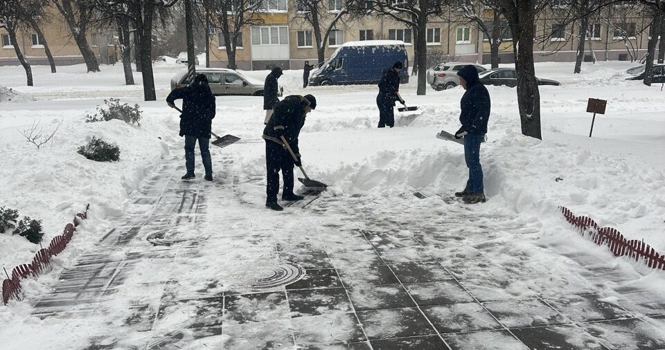 ❗️❄️В связи с резким ухудшением погодных условий и обильным снегопадом, сотрудники УП «БЕЛГИПРОЛЕС»объединились, чтобы обеспечить безопасность и порядок на территории предприятия!